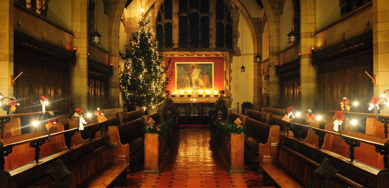 Die weihnachtlich geschmückte Kapelle des Internats Barnard Castle