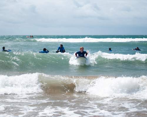 Surfen an der Küste Devons mit unserem Sprachkurs plus Sport