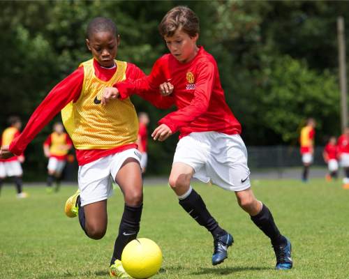 Voller Körpereinsatz beim Training mit der Manchester United Soccer School