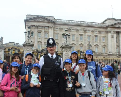 Klassenfahrt nach London: Posieren vor dem Buckingham Palace