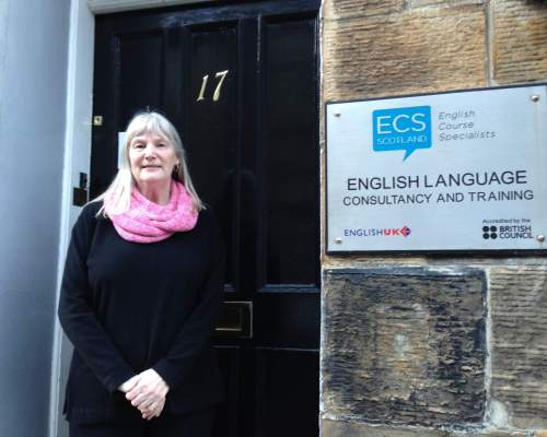 Jane vor dem Eingang der Sprachschule ECS Scotland