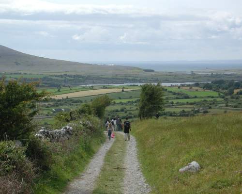Teilnehmer der Sprachkurse bei einer Wanderung durch die wilde Natur Westirlands